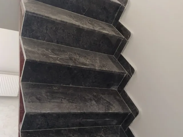 Koyu mermer basamaklar