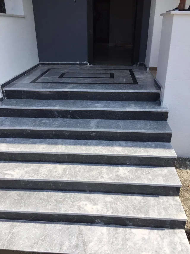 Desenli giriş sahanlığı