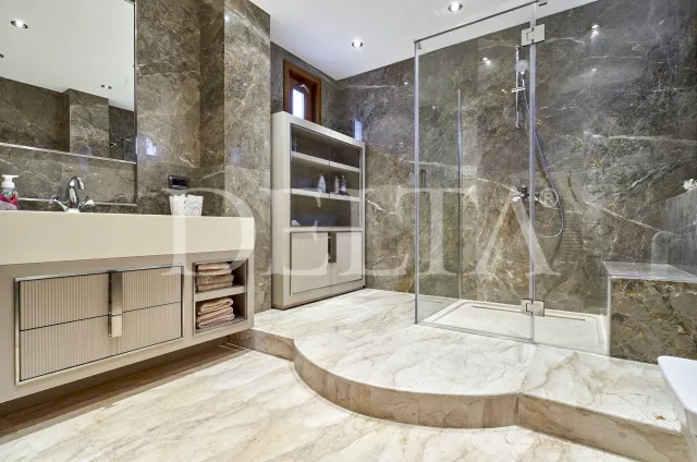 Mermerle çevrili banyo